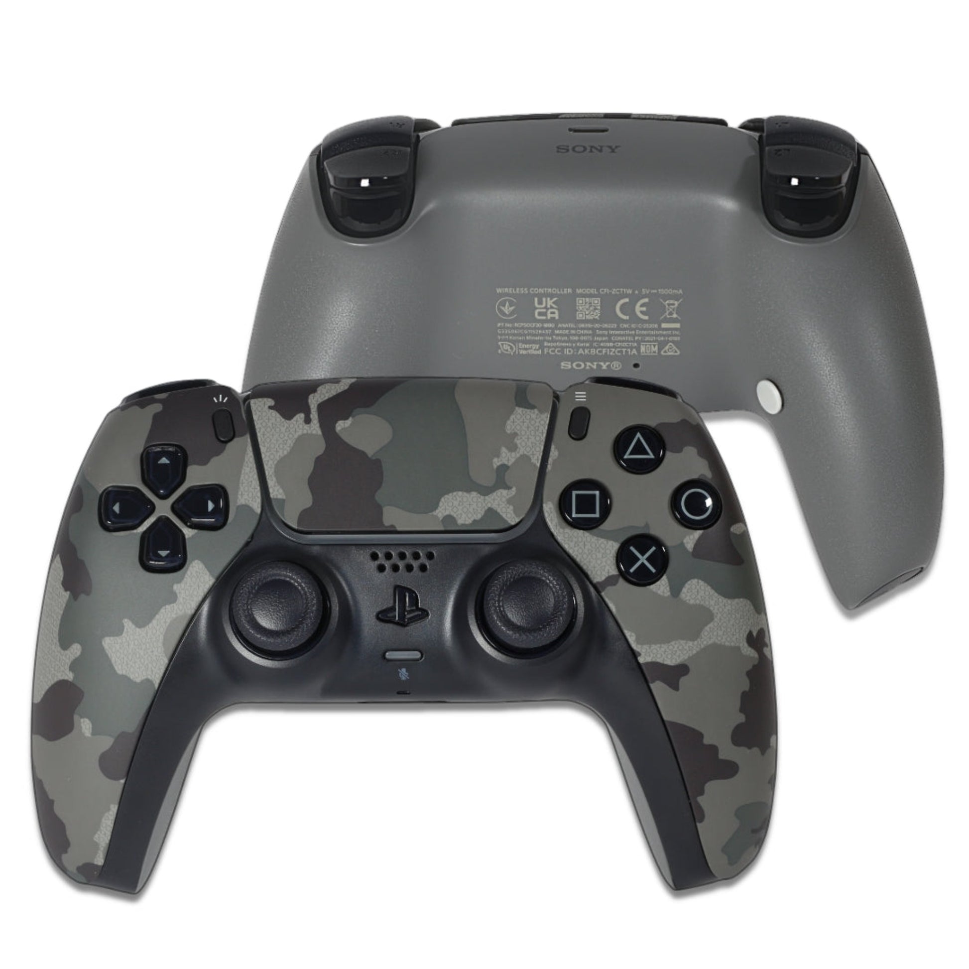 Une manette playstation 5 de couleur camouflage et des palettes au dos