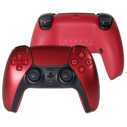 Une manette playstation 5 de couleur volcanic red et des palettes au dos