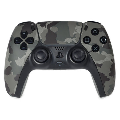 Une manette playstation 5 de couleur camouflage